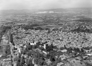 Vue aérienne de la ville, au centre le château des Adhémar.