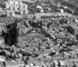 Vue aérienne d'une partie de la ville, le rocher et l'église Saint-André.