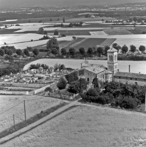 Vue aérienne du cimetière et de l'église Saint-Pierre-aux-liens ou de-Lançon.