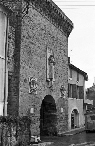 Chabeuil.- Façade de la porte du village.