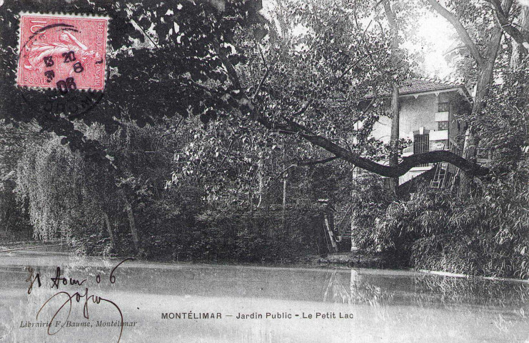 Le pavillon du Jardin Public (construit en 1897) aux bords du plan d'eau.