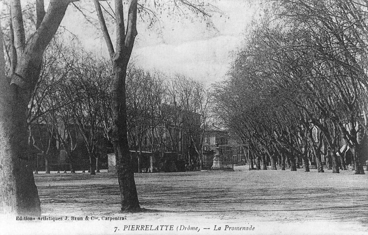 Pierrelatte.- Place du Champ de Mars.