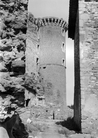 Baume-de-Transit. - Vestiges du château.