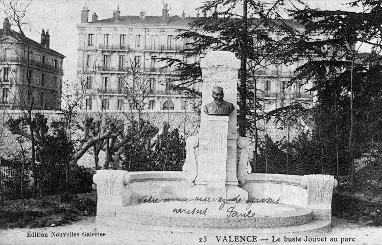 Valence.- Buste en bronze de Théodore Jouvet donateur du parc, œuvre de Chavre-Biny, érigé en 1907.