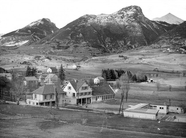 Lus-la-Croix-Haute. - La piscine et le groupe scolaire.