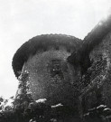 Manthes.- La tour d'angle sud-est de l'ancien Prieuré de bénédictins de l'ordre de Cluny.