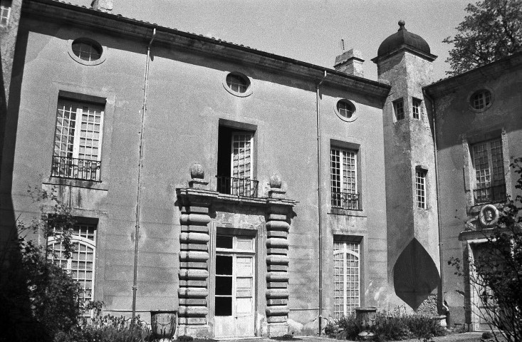 Châteaudouble.- Façade est du château.