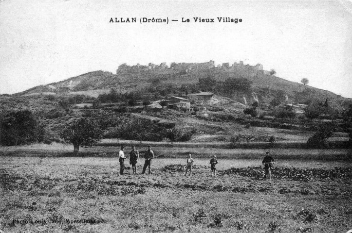 Les ruines du vieux village.