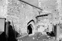 Mirmande.- La façade sud de l'église Sainte-Foy, pendant les travaux de restauration.