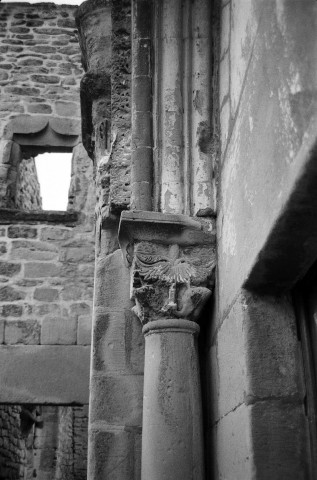 La Motte-de-Galaure. - Détail du porche de l'église Sainte-Agnès.