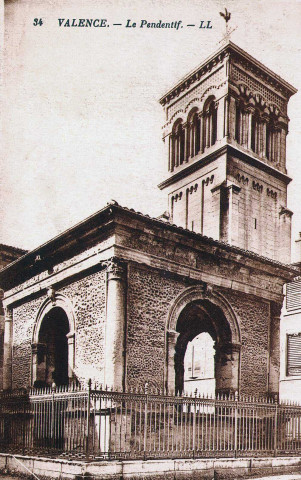 Le Pendentif, monument funéraire (XVIe siècle).