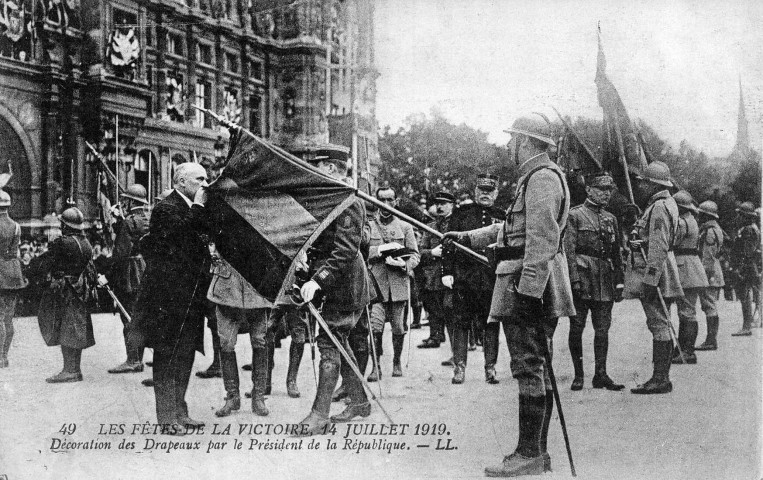 Guerre 1914-1918. - Le président de la République Raymond Poincaré (1860-1934) décorant les drapeaux le jour des fêtes de la Victoire le 14 juillet 1919.