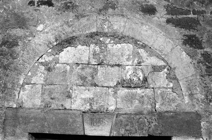 Colonzelle. - Linteau de la chapelle Saint-Pierre, avec marque de tâcherons.