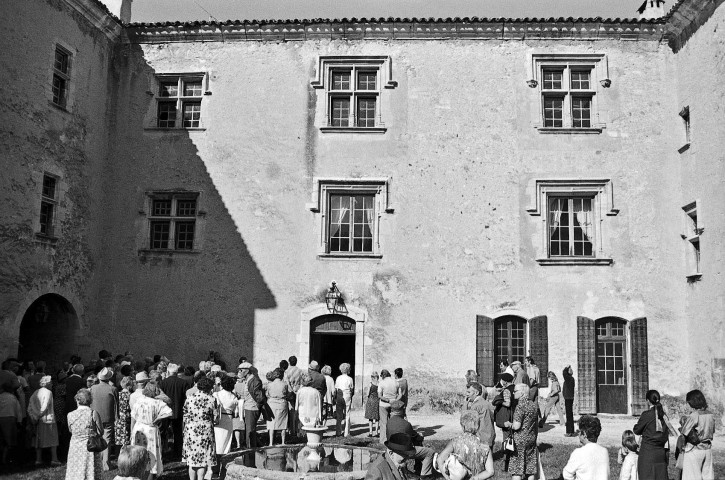 Montjoux. - Visite du château des Amis du Buis.