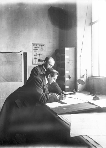 Saint-Denis (Seine-Saint-Denis), usine de construction mécanique Elwell et Seyrig. - Henri Champin et Gustave Landy au bureau.