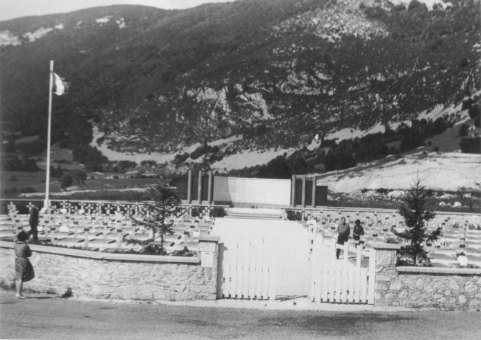 71. Brigade la La Chapelle-en-Vercors. Nature de la commémoration : cimetière. Lieu : Vassieux, intersection entre la route départementale n°178 et route départementale n°76. Nombre de victimes, fusillées et mortes au combat : 114. Circonstances : maquisards tués au combat ou fusillés par les Allemands.