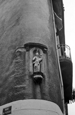 Romans-sur-Isère.- Vierge à l'enfant rue Pêcherie.