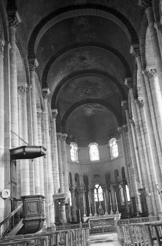 Valence. - La nef de la cathédrale Saint-Apollinaire.