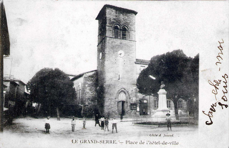 L'église Saint-Mamers, place de l'Hôtel-de-Ville.