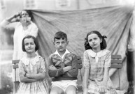 Charols, château de Salettes. - Françoise Champin, Jacques Champin et Marie-Thérèse Champin, assis sur des chaises de jardin, côte à côte.