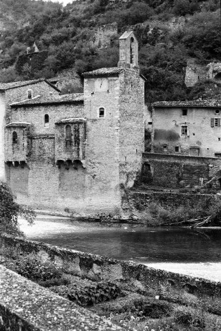 Pontaix. - La façade sud-est du temple.