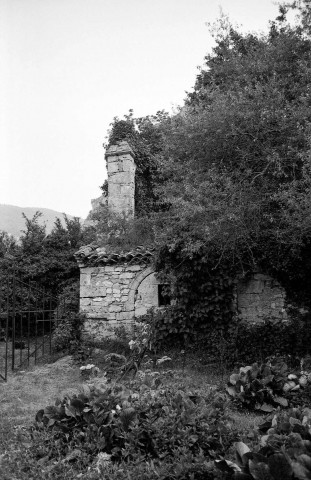 Omblèze. - La façade sud de la chapelle Sainte-Madeleine et le cimetière du hameau d'Ansage, avant les travaux de dégagement.