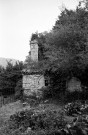 Omblèze. - La façade sud de la chapelle Sainte-Madeleine et le cimetière du hameau d'Ansage, avant les travaux de dégagement.