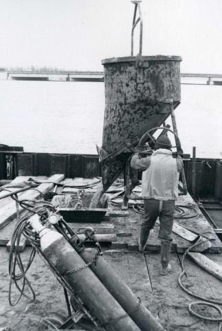 Bétonnage au tube plongeur du gros massif de fondation.