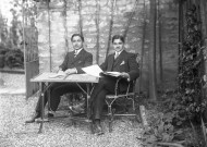 Montbard (Côte-d'Or). - Henri et Robert Bizalion, assis à une table de jardin, regardant le photographe.