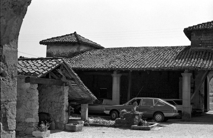 Bésayes. - La première cour du domaine des Thévenins, le pigeonnier et le four.