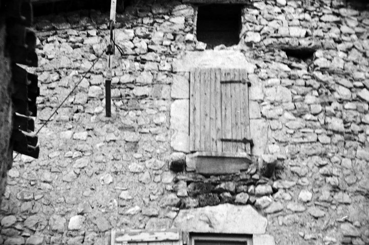 Ponet-Saint-Auban. - Détail architectural dans le village. Flou