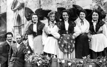 Hostun.- Jeunes femmes déguisées en Alsaciennes pour le carnaval.
