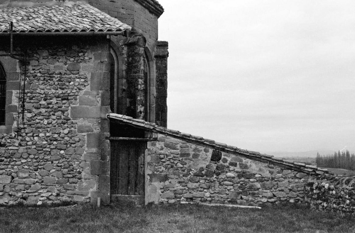 Alixan.- Le chevet de l'église Saint-Didier et le bâtiment à démolir.