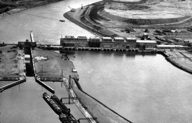 Vue aérienne du barrage et de l'écluse de Donzère-Mondragon dit André Blondel.