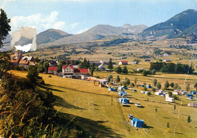 Vue générale du village et le camping.