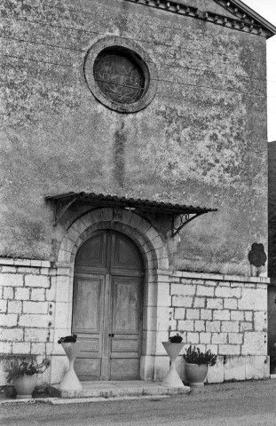 La Baume-d'Hostun. - Le porche de l'église.
