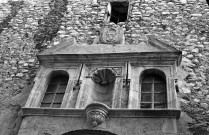 Buis-les-Baronnies. - Détail du porche de la chapelle des Ursulines, après restauration.