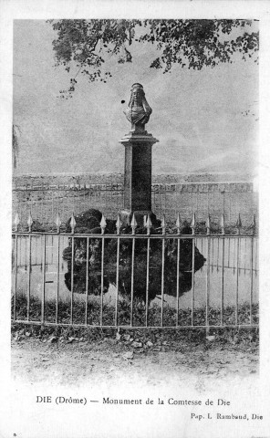 Monument de la comtesse de Die, place de l’Évêché.