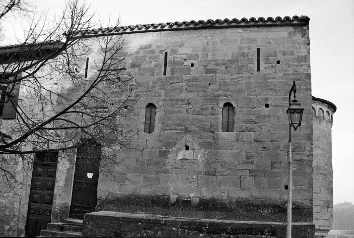 Saint-Donat-sur-l'Herbasse. - La façade sud de la chapelle des Évêques.