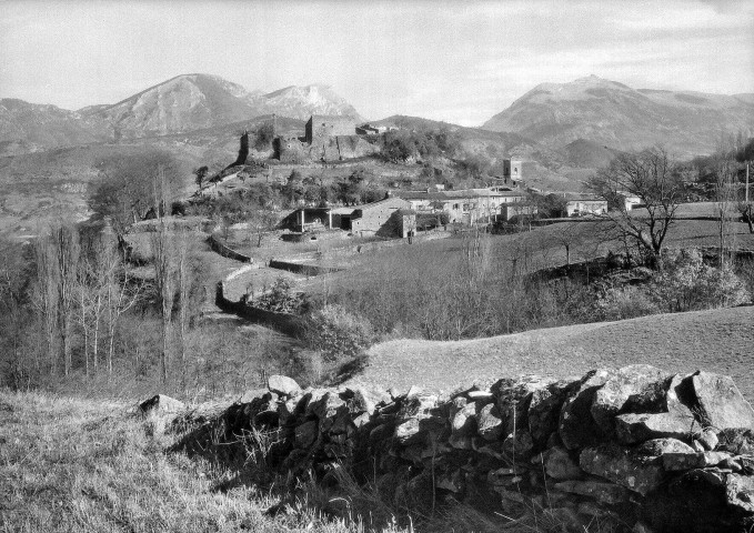 Le Poët-Célard. - Vue du village et des alentours.