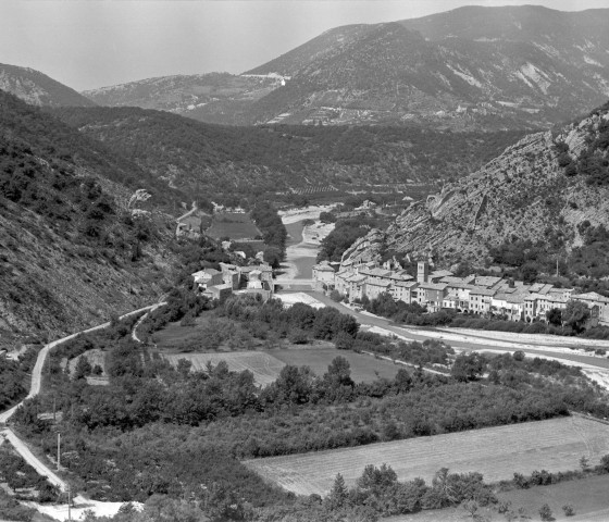 Vue aérienne du village au bord de l'Eygues.