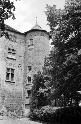 Charmes-sur-l'Herbasse. - La tour d'angle sud-ouest du château féodal.