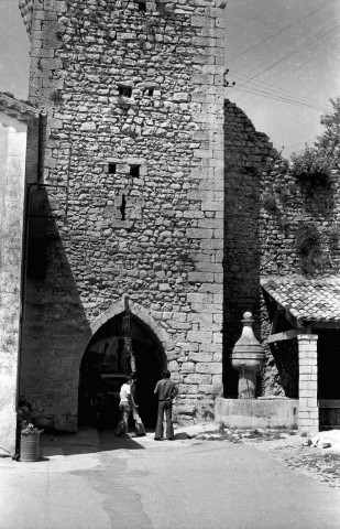 Montbrun-les-Bains. - Façade ouest du beffroi et la fontaine.