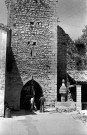 Montbrun-les-Bains. - Façade ouest du beffroi et la fontaine.