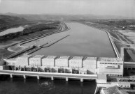 Saulce-sur-Rhône. - Centrale hydroélectrique Joseph Béthenod, écluse du Logis Neuf, pont routier.