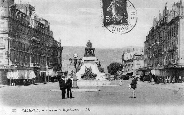 Valence.- La place de la République.