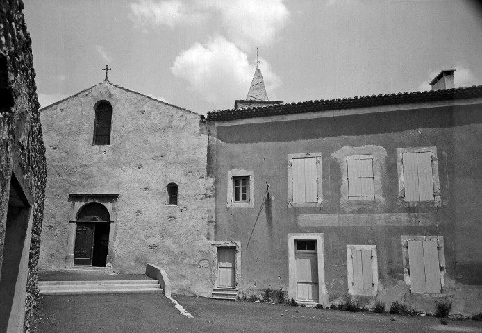 Tulette.- L'église Saint-Pierre.