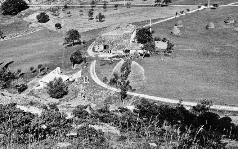 Crupies.- Ferme du village.