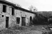 Peyrins.- La façade sud de la ferme du château de Sallmard.