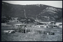 Planeur allemand à Vassieux arrivé 21 juillet 1944. L'attaque du Vercors 21 juillet 1944. Planeurs à Vassieux. Photo avec Jean Abonnenc vers 1950. Photographie noir et blanc.